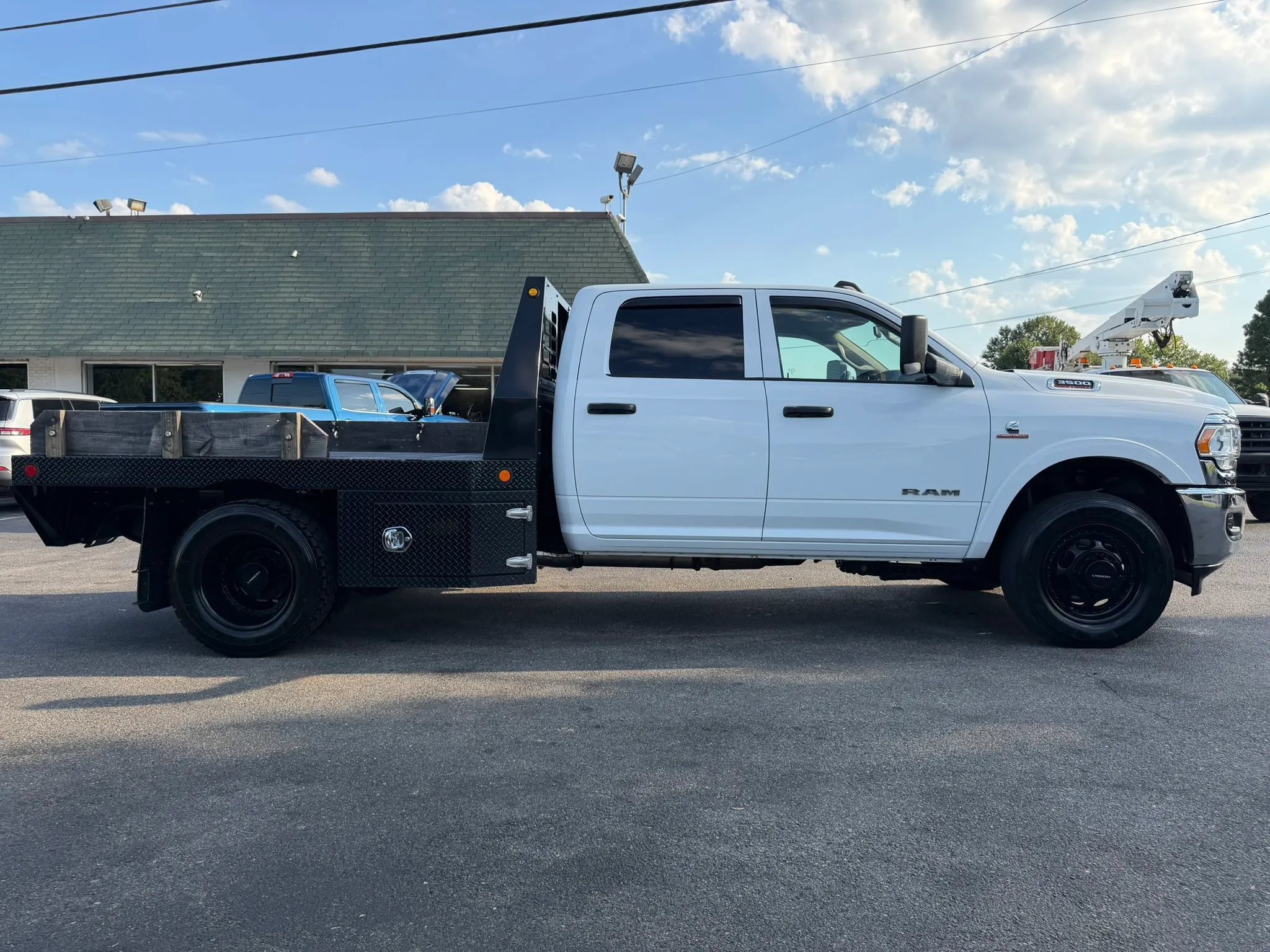 Used 2020 RAM 3500 Tradesman w/ Chrome Appearance Group AWD/4WD image 4