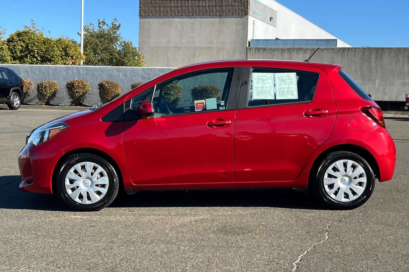 Used 2017 Toyota Yaris L w/ Carpet Mat Package FWD image 9