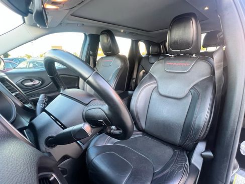 Used 2019 Jeep Cherokee Trailhawk AWD/4WD image 18