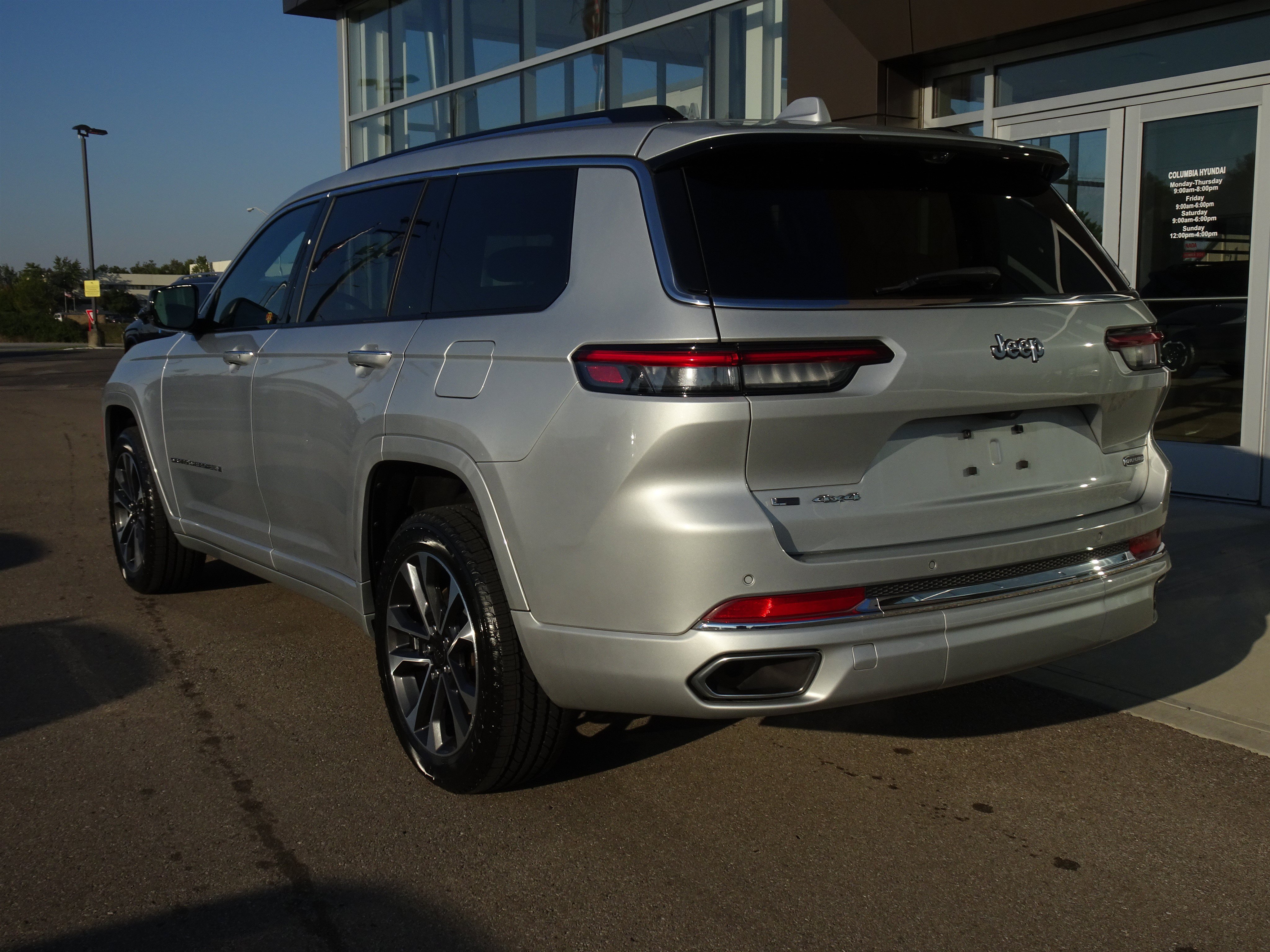 Used 2021 Jeep Grand Cherokee L Overland w/ Luxury Tech Group IV AWD/4WD image 3