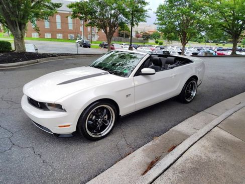 Used 2010 Ford Mustang GT Premium image 24