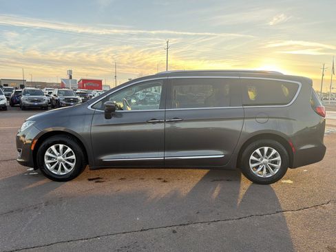 Used 2018 Chrysler Pacifica Touring-L image 3