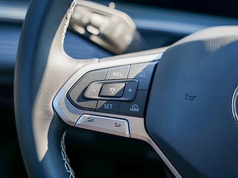 New 2025 Volkswagen Tiguan SE image 11