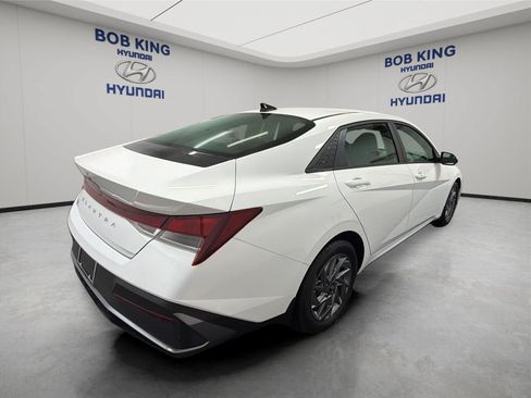 Certified 2024 Hyundai Elantra SEL FWD image 5