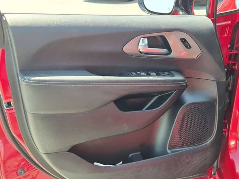 Used 2025 Chrysler Pacifica Select FWD image 11
