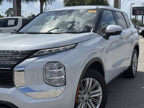Used 2024 Mitsubishi Outlander ES FWD image 5