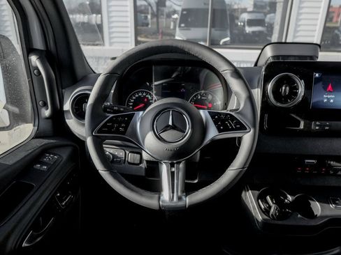 Used 2025 Mercedes-Benz Sprinter 2500 image 18