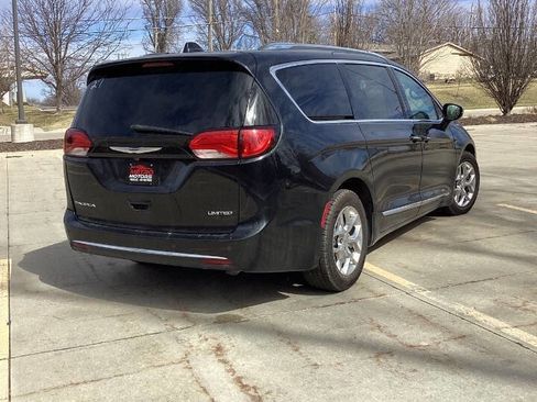 Used 2018 Chrysler Pacifica Limited image 4