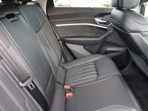 Used 2021 Audi e-tron Prestige w/ Prestige Package image 15