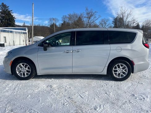 Used 2024 Chrysler Pacifica Touring-L image 10