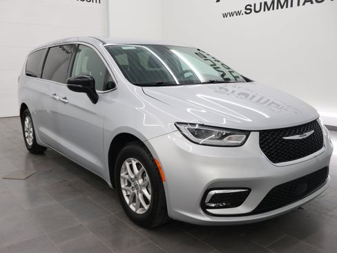 Used 2024 Chrysler Pacifica Touring-L FWD image 2