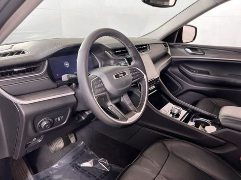 Used 2023 Jeep Grand Cherokee Limited AWD/4WD image 9