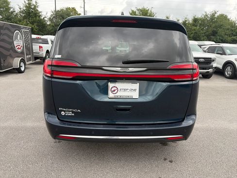 Used 2023 Chrysler Pacifica Touring-L FWD image 6