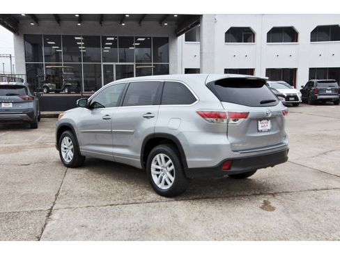 Used 2015 Toyota Highlander LE image 5