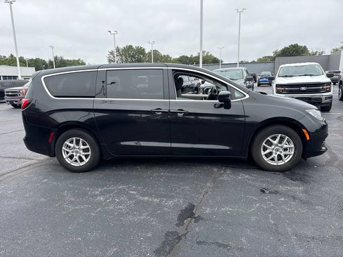 Used 2023 Chrysler Voyager LX FWD image 6