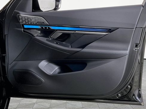 Certified 2025 BMW 550e xDrive w/ Premium Package image 24