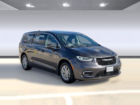 Used 2023 Chrysler Pacifica Touring-L image 7