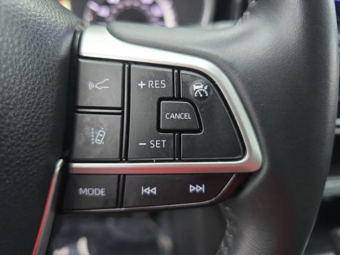 Used 2024 Toyota Highlander XLE FWD image 18
