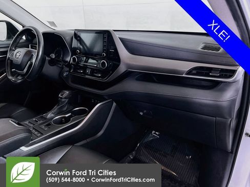 Used 2022 Toyota Highlander XLE AWD/4WD image 31