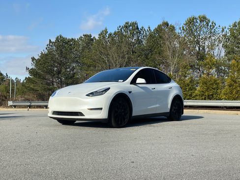 Used 2021 Tesla Model Y Long Range image 11