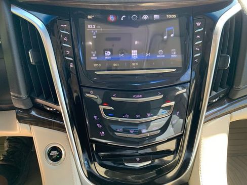 Used 2018 Cadillac Escalade Luxury AWD/4WD image 31
