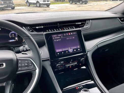 Used 2025 Jeep Grand Cherokee Laredo X w/ Luxury Tech Group I RWD image 9