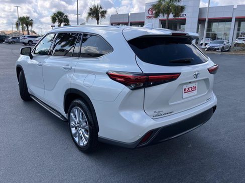 Used 2023 Toyota Highlander Limited FWD image 3