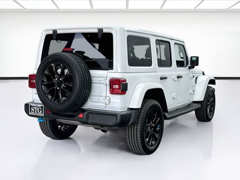 Used 2022 Jeep Wrangler Unlimited Sahara AWD/4WD image 4