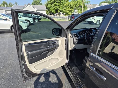 Used 2019 Dodge Grand Caravan SXT FWD image 18