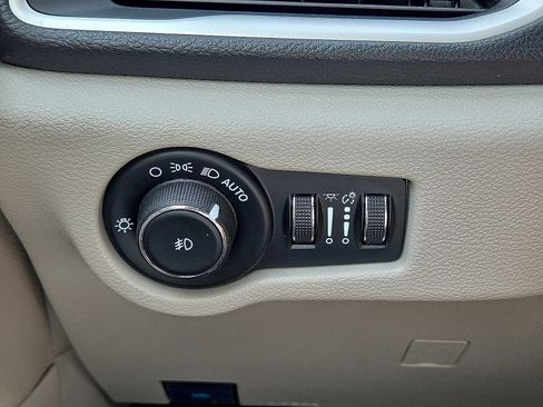 Used 2024 Chrysler Pacifica Limited FWD image 26