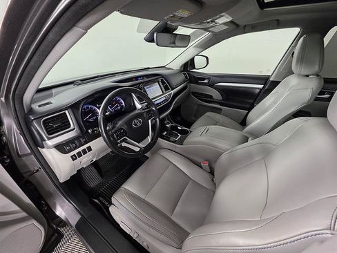 Used 2018 Toyota Highlander XLE AWD/4WD image 34