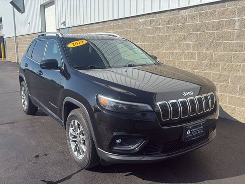 Used 2019 Jeep Cherokee Latitude Plus w/ Cold Weather Group AWD/4WD image 2