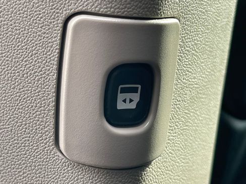 Used 2017 Dodge Grand Caravan SXT image 13