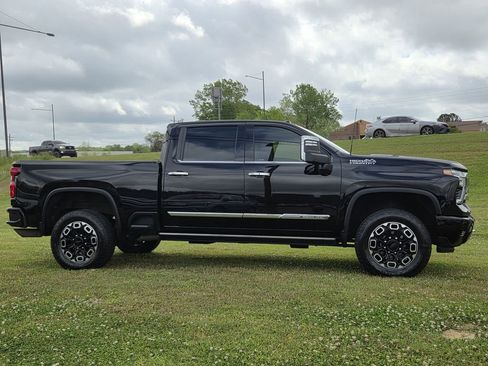 Used 2024 Chevrolet Silverado 2500 High Country w/ High Country Premium Package AWD/4WD image 3