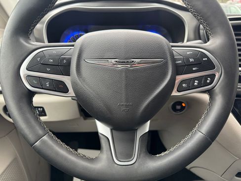 Used 2023 Chrysler Pacifica Touring-L FWD image 22