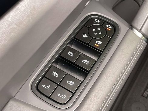 Used 2022 Porsche Cayenne image 36