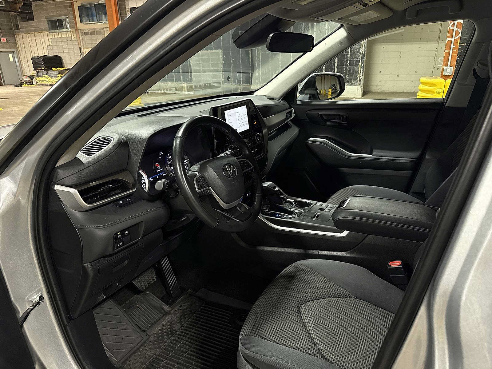 Used 2023 Toyota Highlander LE FWD image 29