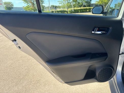 Used 2019 Toyota Prius XLE FWD image 18