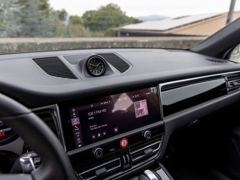 Certified 2025 Porsche Macan image 31