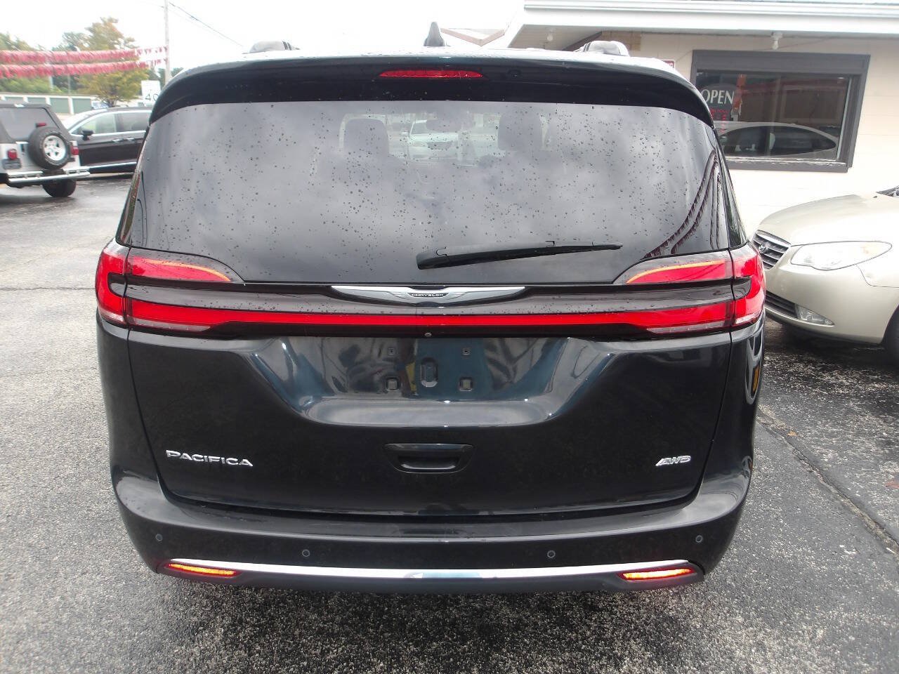 Used 2021 Chrysler Pacifica Touring-L w/ Uconnect Theater Family Group AWD/4WD image 6