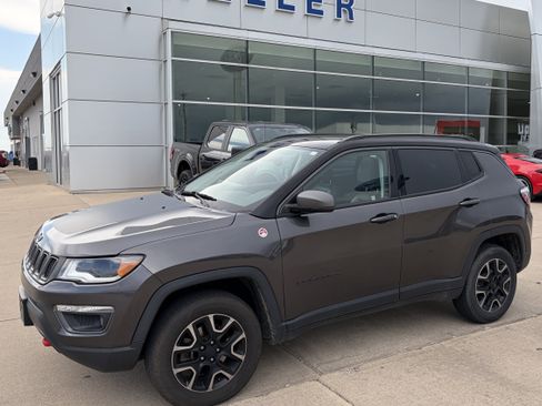 Used 2019 Jeep Compass Trailhawk w/ Cold Weather Group AWD/4WD image 3