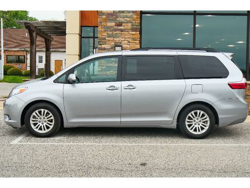 Used 2015 Toyota Sienna XLE Premium FWD image 6