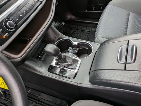 Used 2019 Toyota Highlander LE image 13