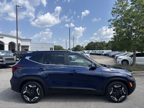 Used 2024 Kia Seltos SX w/ SX Sunroof Package AWD/4WD image 8