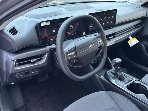 New 2025 Kia K4 LXS image 16