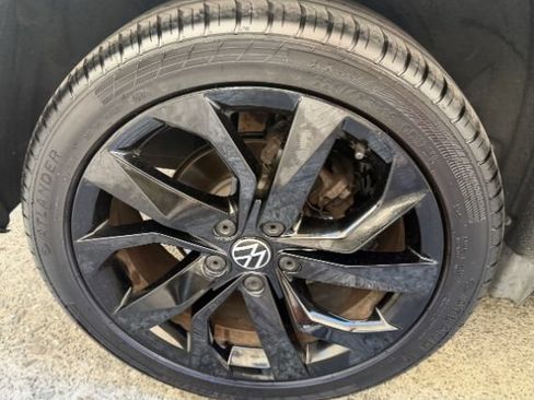 Used 2022 Volkswagen Taos SE w/ Panoramic Sunroof Package FWD image 24