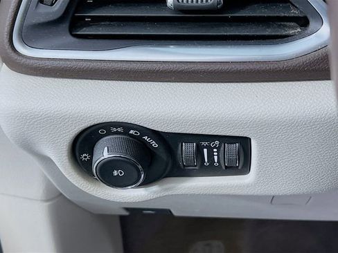 Used 2018 Chrysler Pacifica Touring-L Plus image 9