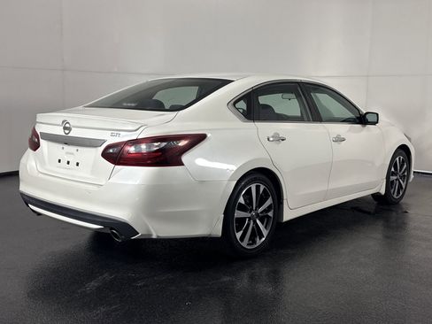 Used 2017 Nissan Altima 2.5 SR w/ LED Appearance Package image 11