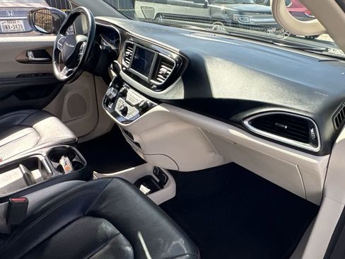Used 2019 Chrysler Pacifica Touring-L image 26