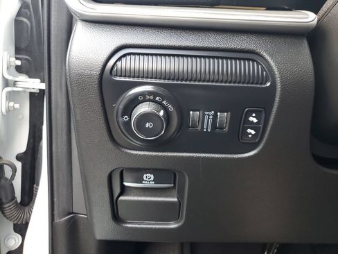 Used 2024 Jeep Wagoneer L Series II RWD image 30